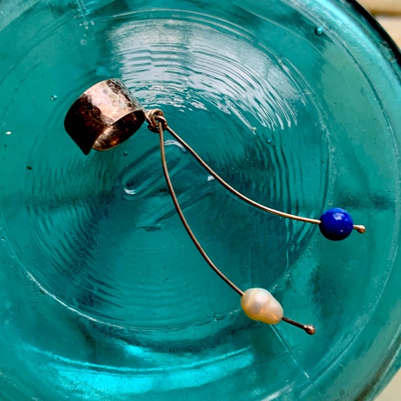 Silver hammered earclip with fresh water pearl and lapis beads - Picture 1 of 4